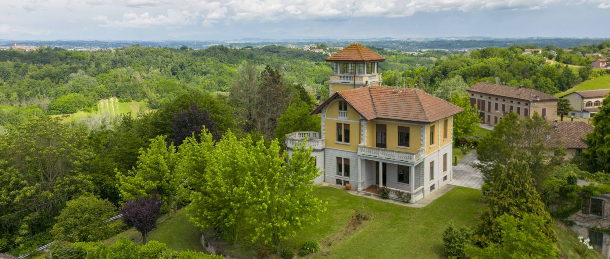 Villa liberty sulle colline astigiane