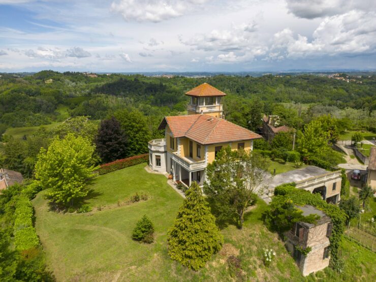 Villa d’epoca con annessi terreni e casa del custode